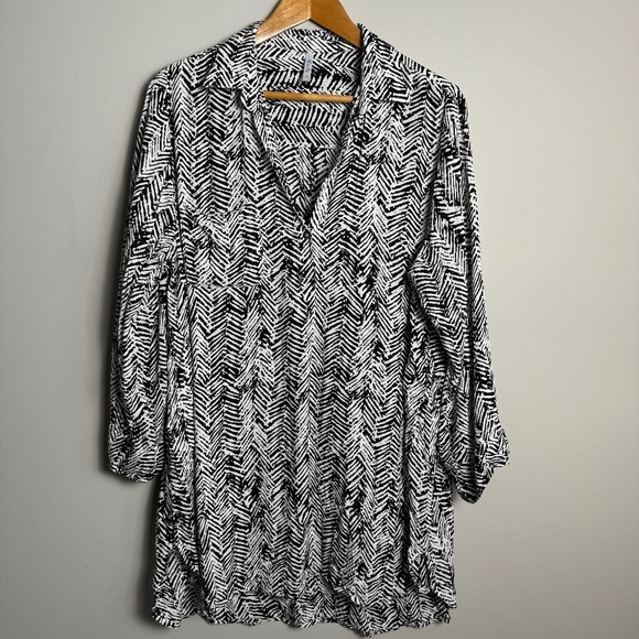 Blue Sky Black + White Abstract Geometric Tribal Long Sleeve V-Neck Blouse 1X - Picture 1 of 13